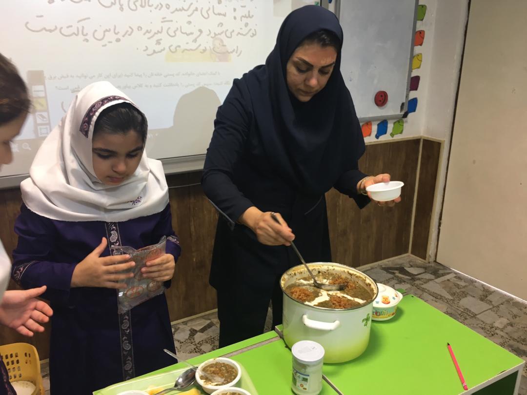 کنفرانس هلیا رسولی در مورد فواید مواد غذایی و پذیرایی از دوستانش